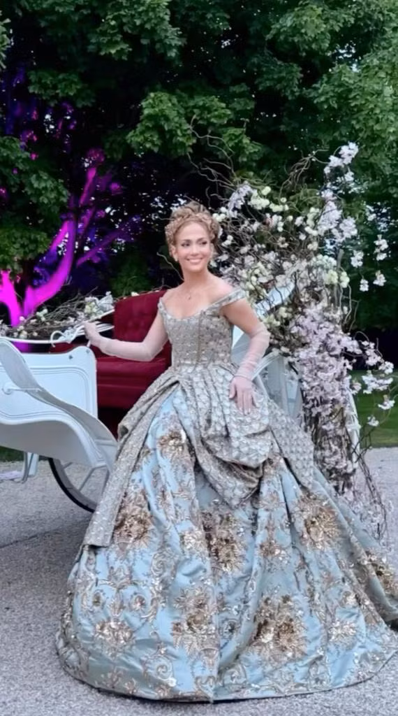 Jennifer Lopez hóa thân thành mỹ nhân cổ trang Anh quốc trong tiệc sinh nhật lần thứ 55. Ảnh: IG.