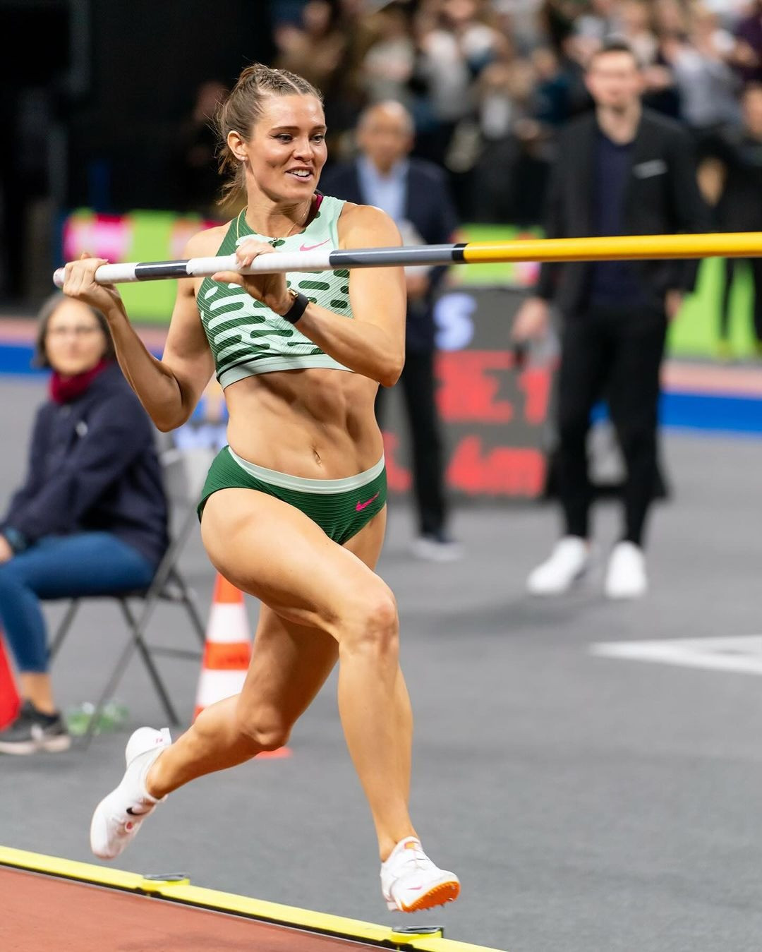 Alysha Newman là vận động viên nhảy sào Olympic kỳ cựu. Cô tham gia kỳ Thế vận hội 2016, 2020 và 2024. Tại Đại hội thể thao Khối thịnh vượng chung 2018, cô giành chiến thắng ở nội dung nhảy sào nữ với thành tích kỷ lục là 4,75 m. Ảnh: IG.