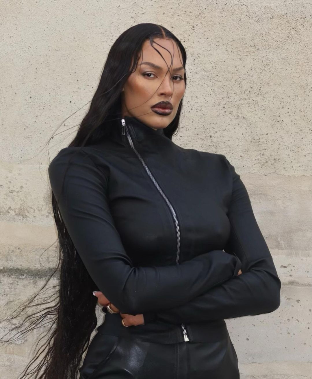 Elizabeth Cambage sinh năm 1994 tại London, Anh. Cô cao 2,06 m, thường xuyên khoe đôi chân dài mà người khác có thể sánh bằng trên tài khoản Instagram hơn 1,2 triệu người theo dõi. Ảnh: The Mega Agency/IG.