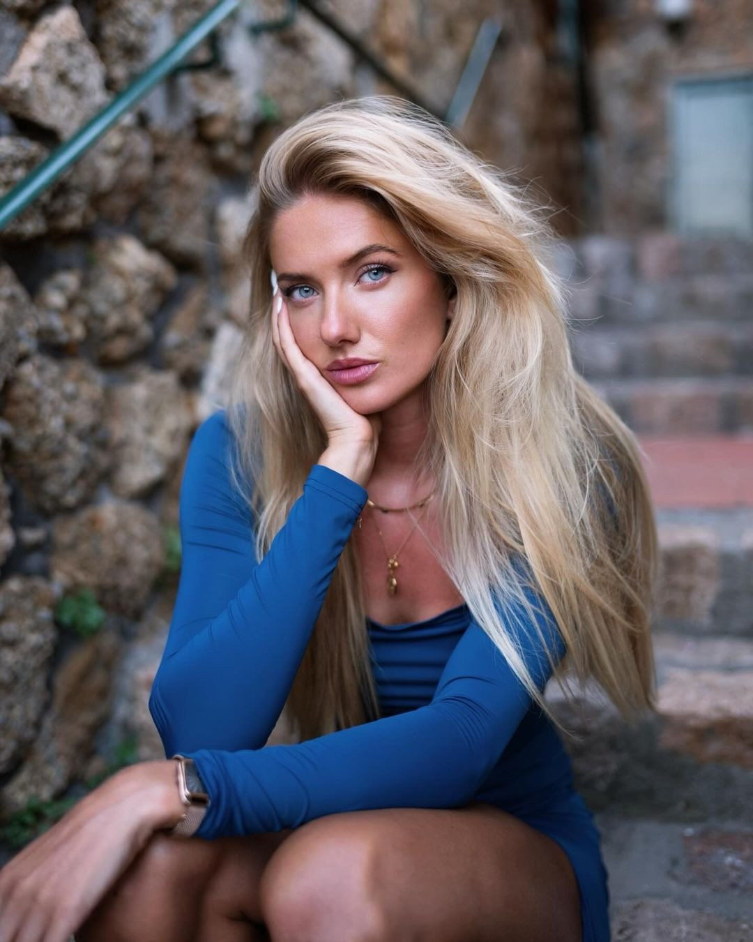 Alica Schmidt sinh năm 1998, cao 1,75 m, từng tham dự trình diễn thời trang của Hugo Boss tại Tuần lễ thời trang Milan. Năm nay, cô có mặt trong đội hình chạy tiếp sức 4x400 m. Đây không phải kỳ Olympic đầu tiên của mỹ nhân tóc vàng. Năm 2021, cô đã được chọn tham gia nội dung tiếp sức 4x400 m đại diện cho nước nhà nhưng chưa có cơ hội thi đấu. Ảnh: IG.