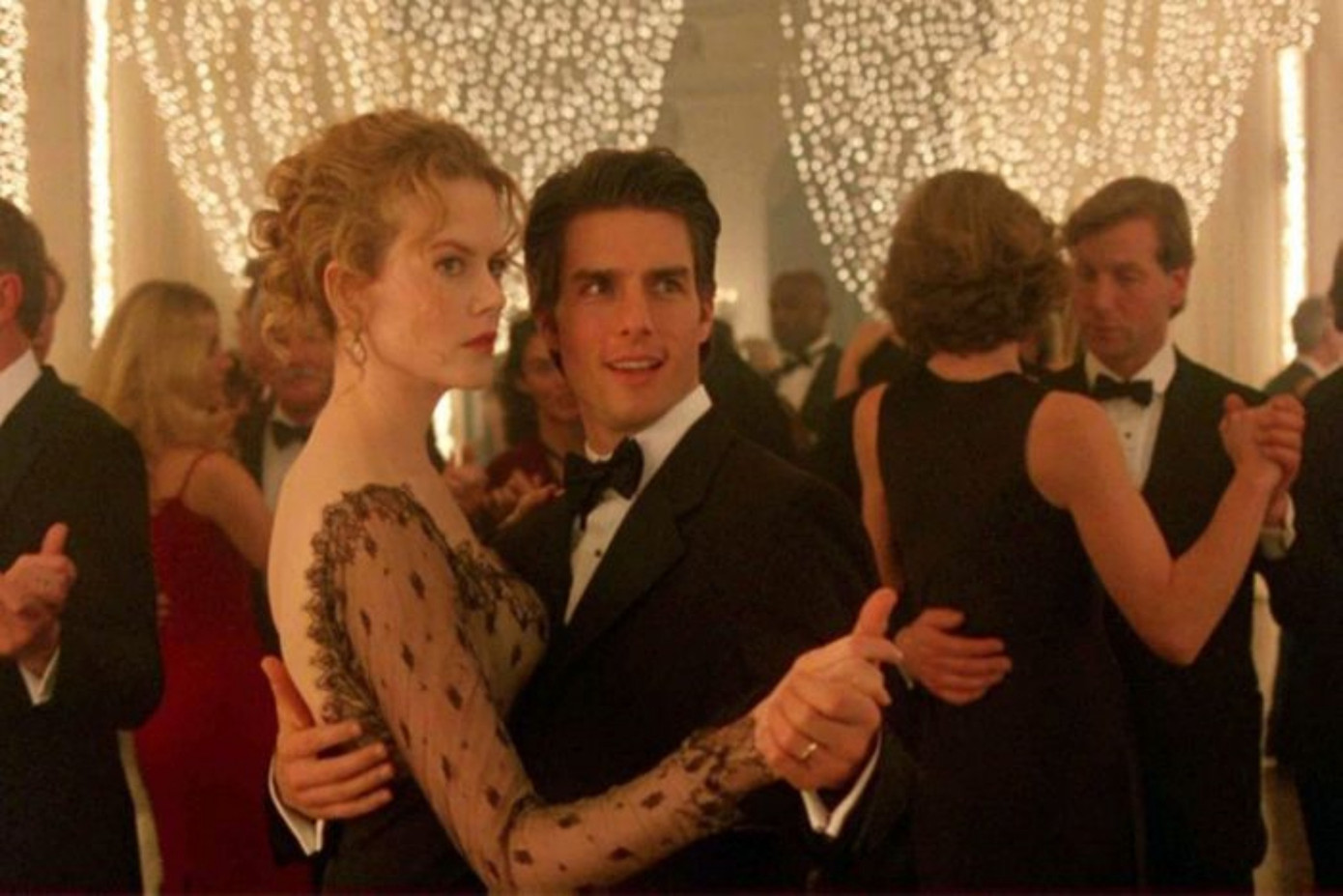 Nicole Kidman và Tom Cruise đóng vai vợ chồng trong Eyes Wide Shut. Ảnh: Warner Bros. Nicole Kidman và Tom Cruise đóng vai vợ chồng trong Eyes Wide Shut. Ảnh: Warner Bros.