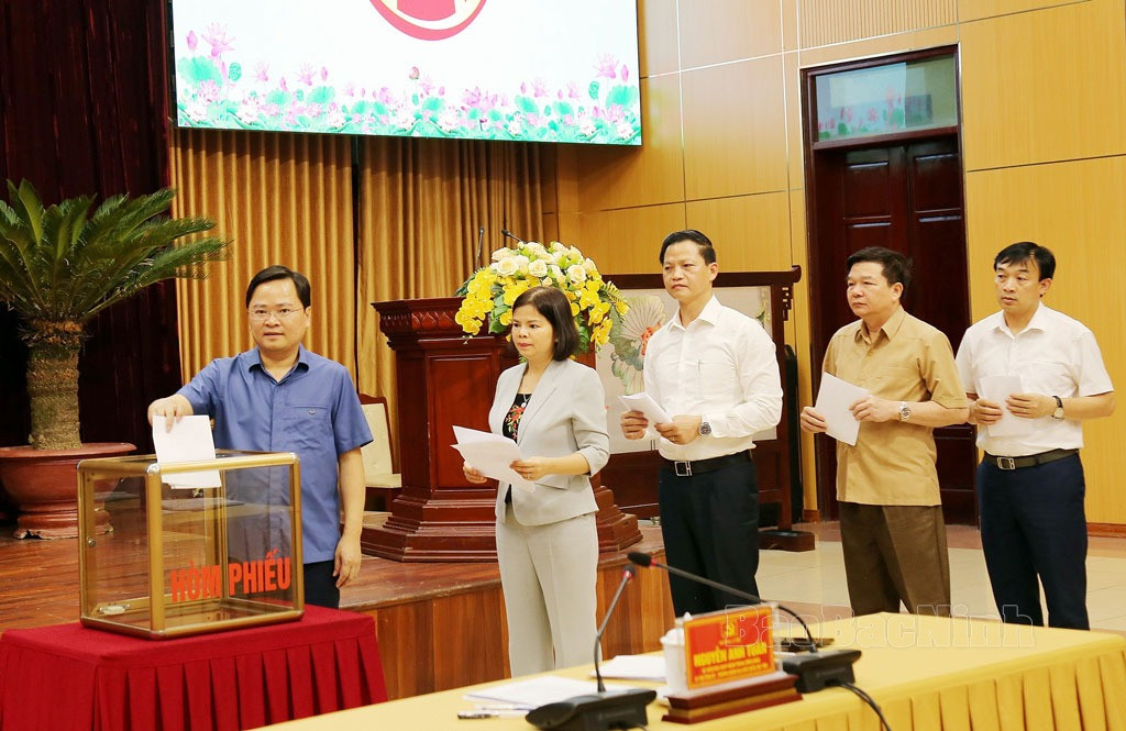 Các đại biểu dự Hội nghị tiến hành bỏ phiếu bầu bổ sung Phó Bí thư Tỉnh ủy khóa XX, nhiệm kỳ 2020-2025 và Ủy viên Ban Thường vụ Tỉnh ủy khóa XX.