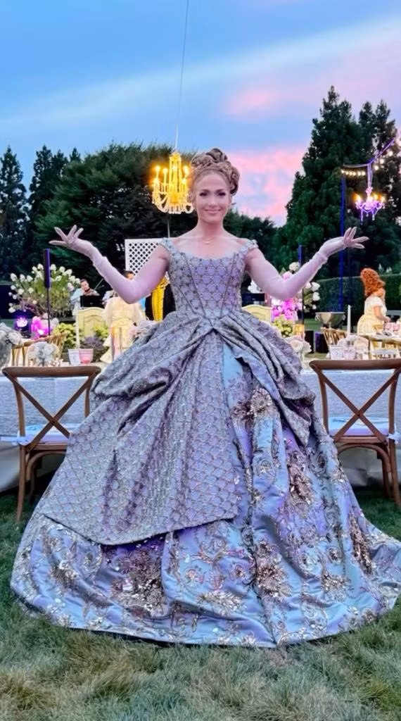 Jennifer Lopez hóa thân thành mỹ nhân cổ trang Anh quốc trong tiệc sinh nhật lần thứ 55. Ảnh: IG.