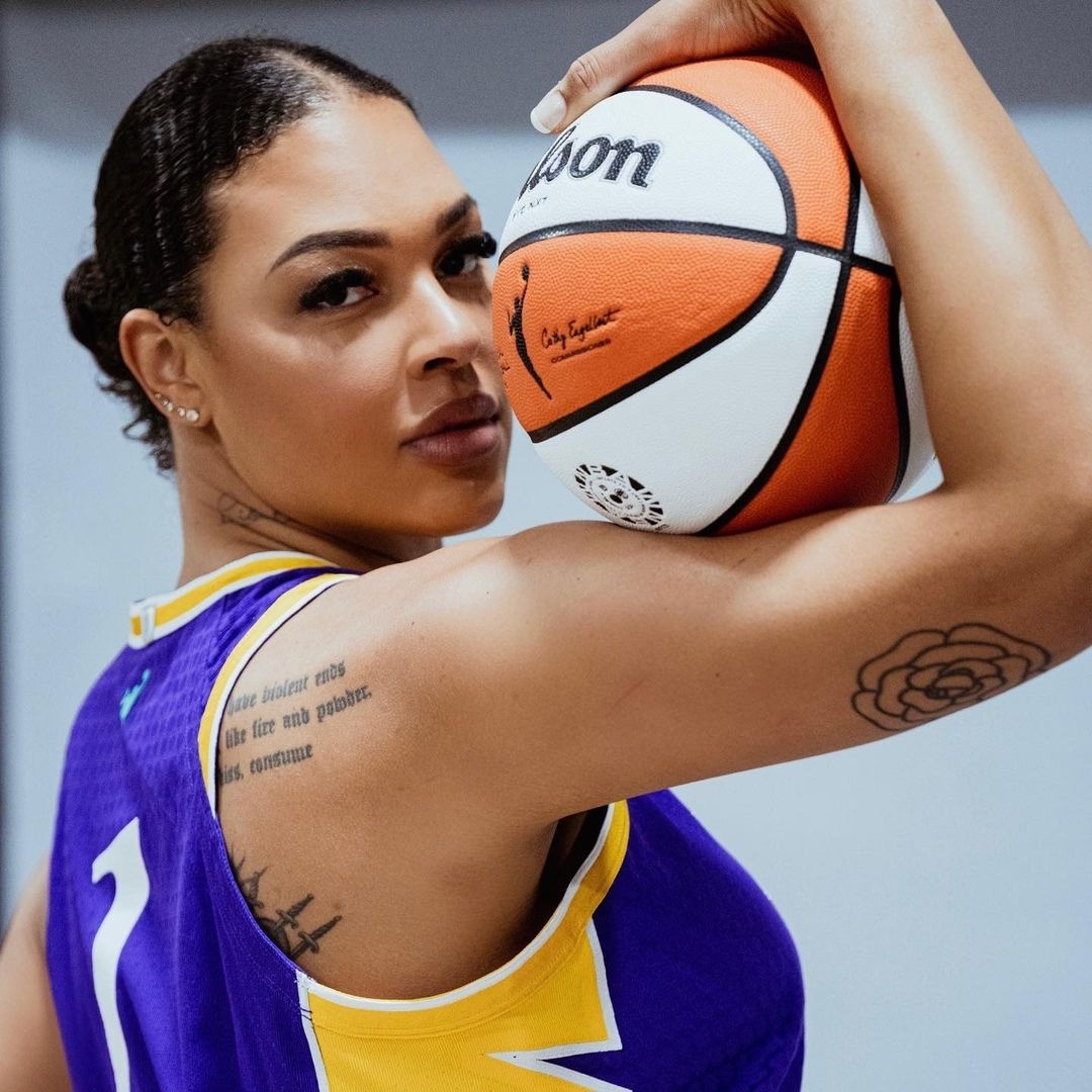 Ngôi sao bóng rổ người Australia Elizabeth Cambage hiện thi đấu cho Sichuan Yuanda thuộc Hiệp hội Bóng rổ nữ Trung Quốc. Cô chơi cho đội tuyển bóng rổ quốc gia Australia từ năm 2009 đến 2021, giành huy chương vàng tại Đại hội thể thao Khối thịnh vượng chung 2018 , huy chương bạc tại World Cup 2018 và huy chương đồng tại Thế vận hội 2012. Olympic Paris là kỳ thế vận hội thứ 3 Cambage tham gia. Ảnh: Los Angeles Times/IG.