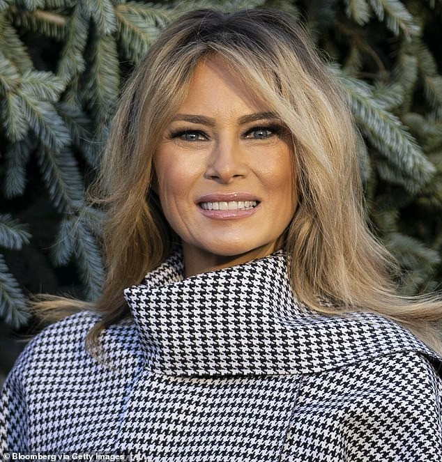 Bà Melania năm 2020 và 2023. So với thời trẻ, bà nhuộm màu tóc sáng hơn để phù hợp tuổi tác. "Khi chúng ta già đi, tông màu da của chúng ta thay đổi, vì vậy tóc rất sẫm màu có thể gây hại cho làn da. Kiểu tóc cổ điển không bao giờ lỗi mốt và tạo sự mềm mại trên khuôn mặt", ông Patel nói. Ảnh: Getty Images/GC Images. Bà Melania năm 2020 và 2023. So với thời trẻ, bà nhuộm màu tóc sáng hơn để phù hợp tuổi tác. "Khi chúng ta già đi, tông màu da của chúng ta thay đổi, vì vậy tóc rất sẫm màu có thể gây hại cho làn da. Kiểu tóc cổ điển không bao giờ lỗi mốt và tạo sự mềm mại trên khuôn mặt", ông Patel nói. Ảnh: Getty Images/GC Images.