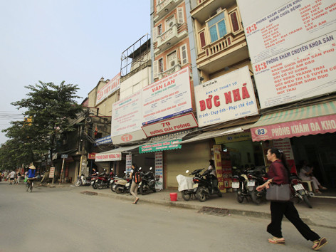 Hàng chục phòng khám tư san sát ngay trước cổng BV Bạch Mai, Hà Nội. Ảnh : Như Ý. Hàng chục phòng khám tư san sát ngay trước cổng BV Bạch Mai, Hà Nội. Ảnh : như ý
