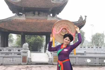 Em xinh em đứng bên đình…