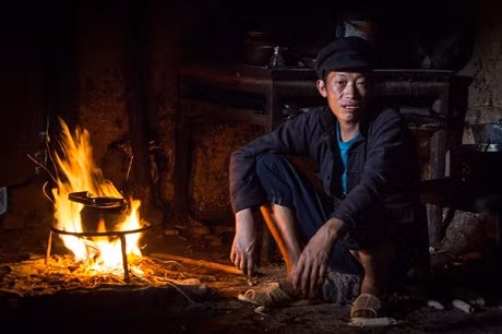 Đun nước pha trà – Tác giả người Bỉ Adriaan Devillé. “Tôi được người đàn ông này mời về nhà uống trà. Ban đầu tôi tưởng mình sẽ uống trà nhưng sau đó anh mang rượu gạo ra mời tôi, chúng tôi uống hết chén này đến chén khác, khoảng hai tiếng đồng hồ, giao tiếp bằng ánh mắt, cử chỉ và không nói gì. Bọn trẻ trong làng thấp thoáng ở bậu cửa, chúng muốn nhìn thật kỹ vị khách lạ là tôi. Đó là một trong những trải nghiệm kỳ lạ và thú vị nhất của tôi khi đi du lịch.”