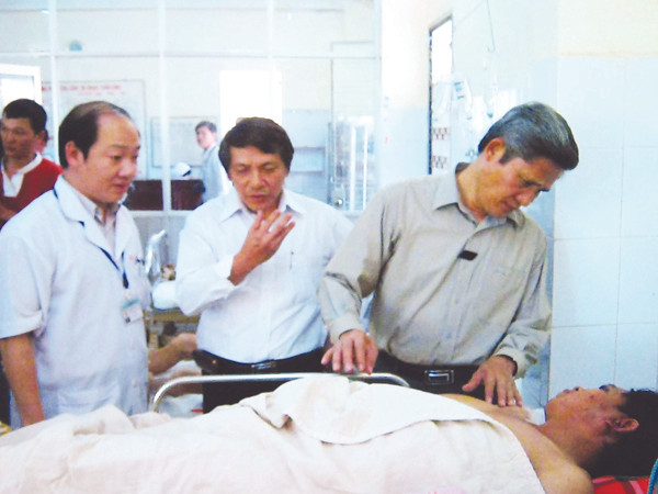 Thăm hỏi bệnh nhân cấp cứu tại bệnh viện. Thăm hỏi bệnh nhân cấp cứu tại bệnh viện