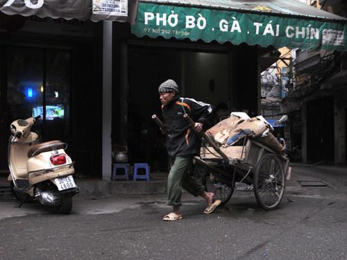 Mặc trời giá rét, những người lao động nghèo làm nghề bốc vác, kéo xe vẫn thoăn thoắt đôi chân, bán “sức khỏe” để kiếm đồng tiền nuôi gia đình. Ảnh: Tuấn Nguyễn