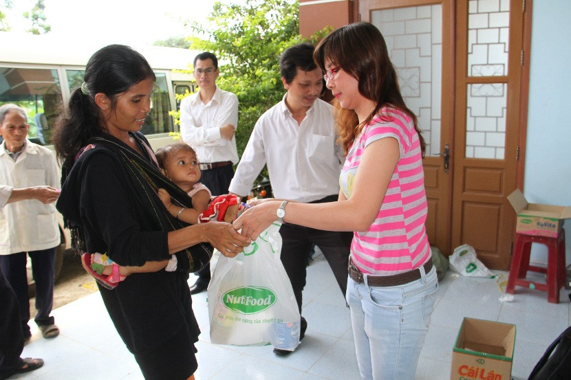 Mỗi người đến khám bệnh đều nhận được quà mang về