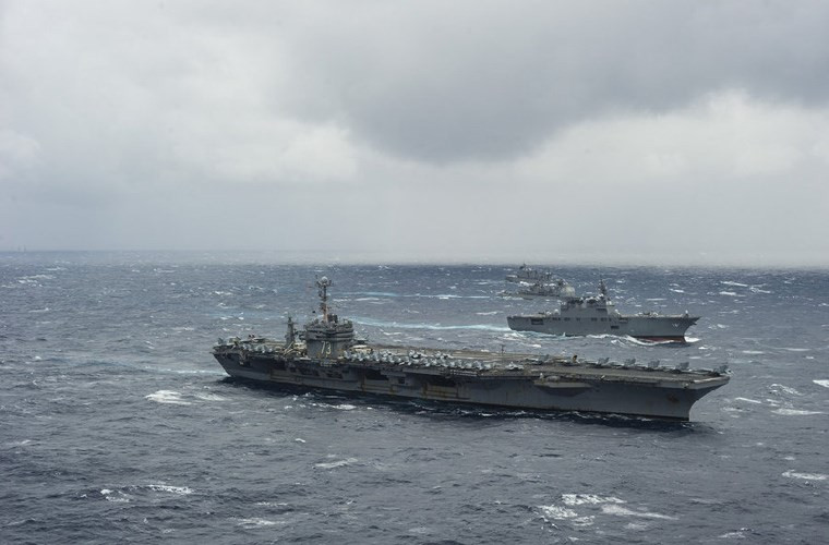 Tàu sân bay Washington và bên cạnh là tàu khu trục chở trực thăng lớp Hyuga – đây là 2 tàu chiến lớn nhất của hạm đội hỗn hợp