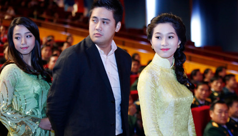 Hoa hậu Thu Thảo (phải)trong vai trò đại biểu tham dự ĐH Đoàn toàn quốc