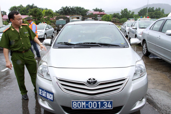 Đại tá kiểm tra kỹ thuật xe trước khi vào sát hạch