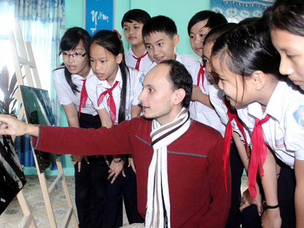 Larry giới thiệu cho các em học sinh về vẻ đẹp và nguy cơ tuyệt chủng của loài Voọc ở bán đảo Sơn Trà