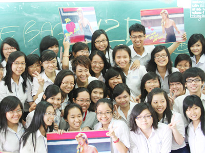  Uyên Linh về thăm trường cũ