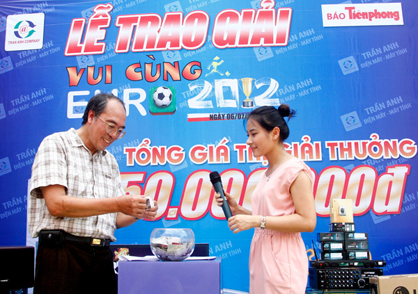 Độc giả được mời lên bốc thăm tìm chủ nhân sẽ nhận giải thưởng