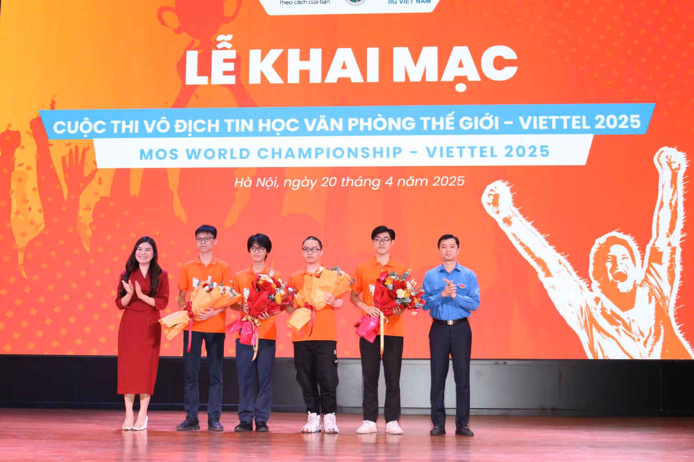 Anh Nguyễn Minh Triết - Bí thư T.Ư Đoàn, Chủ tịch T.Ư Hội SVVN (bên phải) và bà Đoàn Nguyễn Vân Khanh - Giám đốc Điều hành Tổ chức Giáo dục IIG Việt Nam (bên trái) tặng hoa chúc mừng các Đại sứ MOS đạt thành tích thế giới mùa giải MOSWC - Viettel 2024.