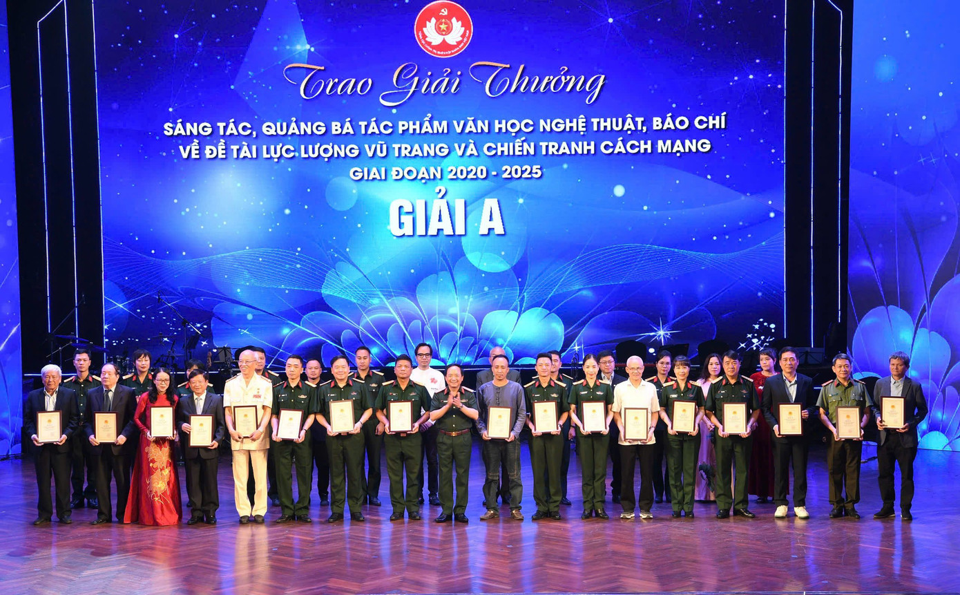 Trao giải thưởng cho các tác giả đoạt giải A. Trao giải thưởng cho các tác giả đoạt giải A.