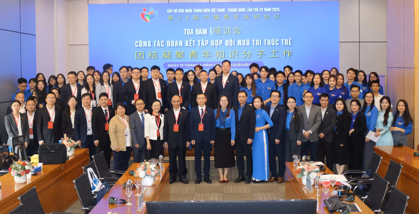 Thanh niên Việt - Trung hiến kế thu hút trí thức trẻ. Thanh niên Việt - Trung hiến kế thu hút trí thức trẻ.