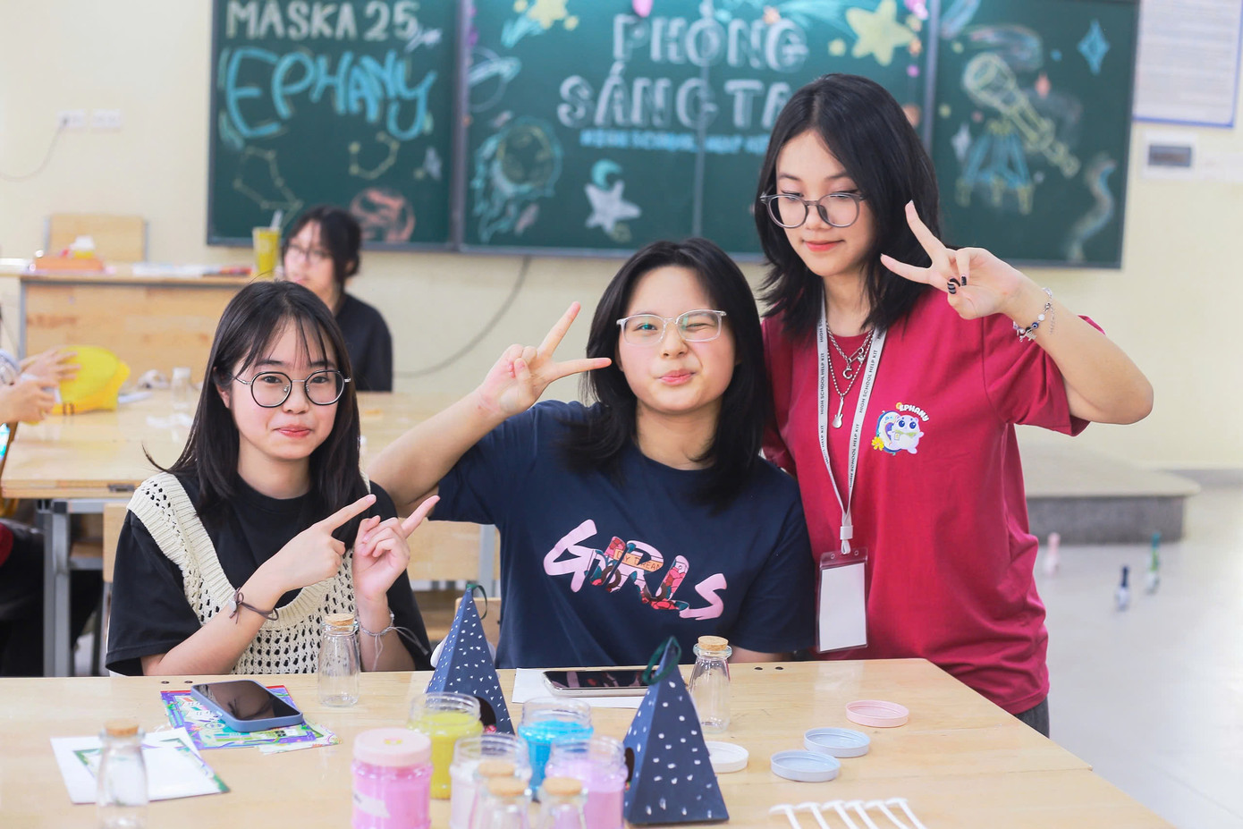 Các em học sinh hào hứng với khu vực Kết nối Các em học sinh hào hứng với khu vực Kết nối