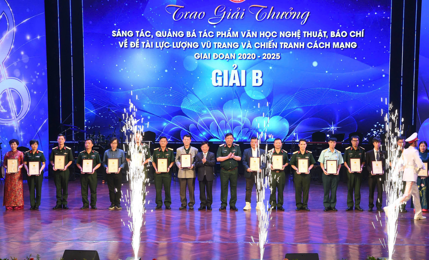 Trao giải thưởng cho các tác giải đoạt giải B. Trao giải thưởng cho các tác giải đoạt giải B.
