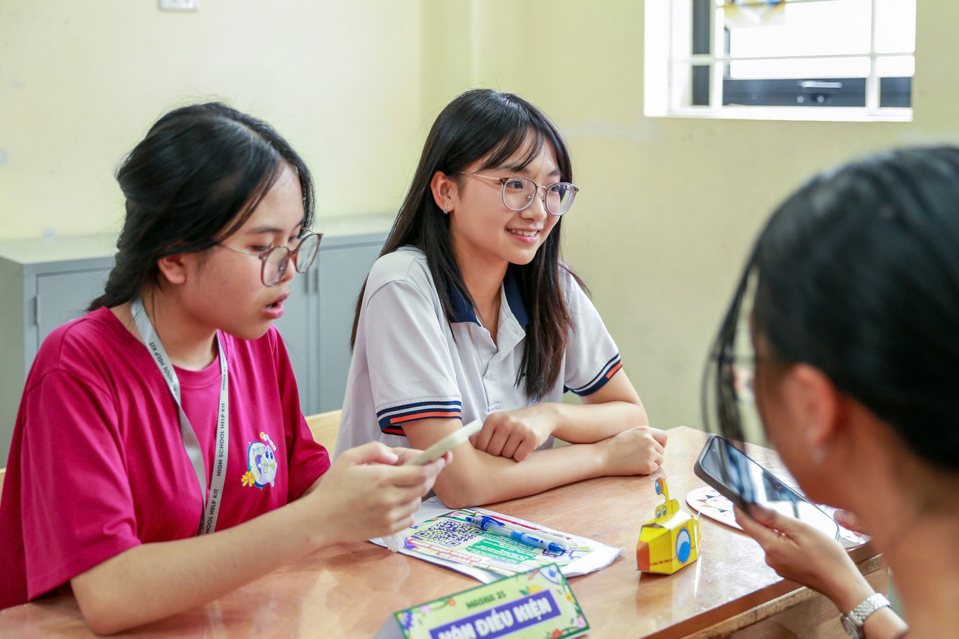 Các thành viên High School Help Kit tận tình hỗ trợ, tư vấn cho các em học sinh lớp 9 Các thành viên High School Help Kit tận tình hỗ trợ, tư vấn cho các em học sinh lớp 9