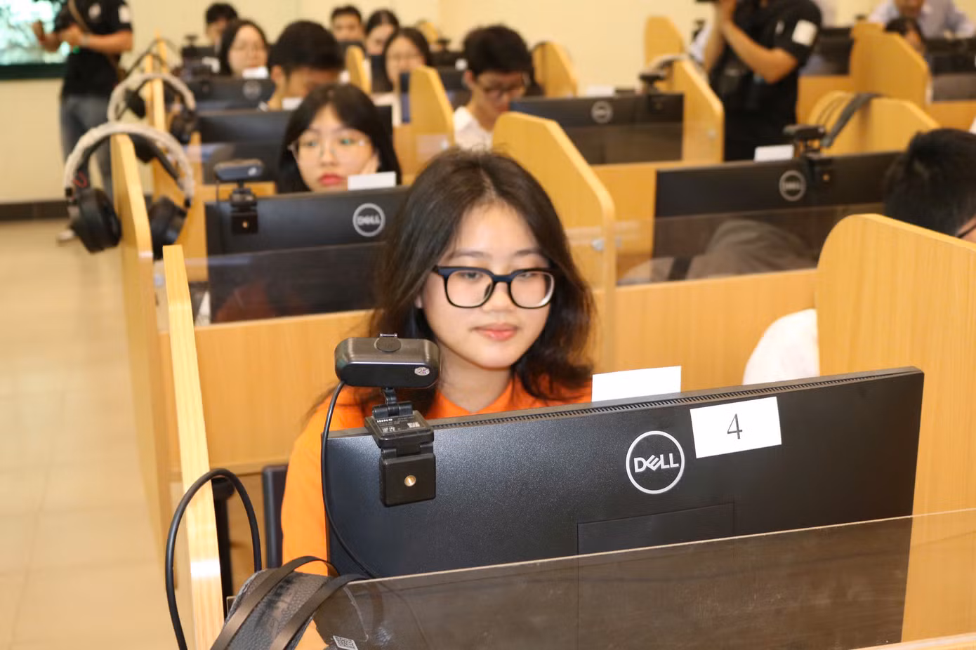 Các thí sinh tham gia làm bài thi tại Vòng loại quốc gia Cuộc thi Vô địch tin học văn phòng thế giới – Viettel 2025.