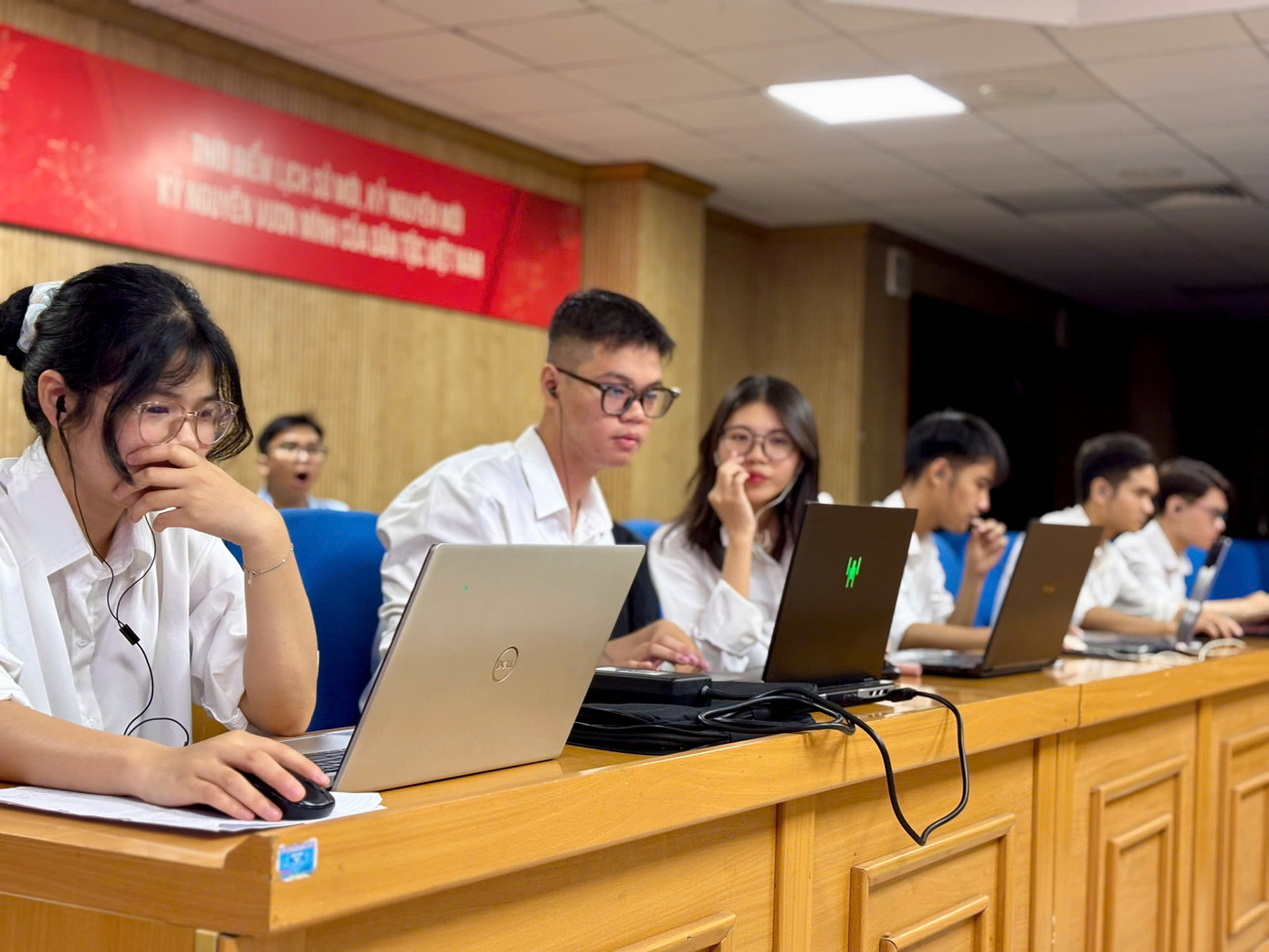 Thí sinh thực hiện bài thi trong Vòng loại quốc gia đợt 2. Thí sinh thực hiện bài thi trong Vòng loại quốc gia đợt 2.