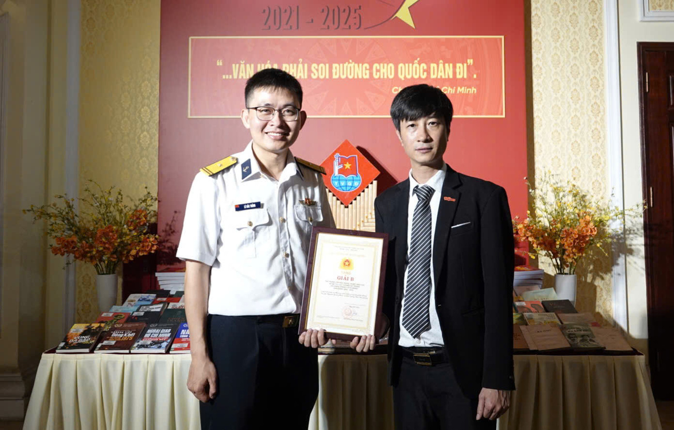 Hai tác giả Nguyễn Quang Minh (phóng viên Báo Tiền Phong, phải) và Lê Đắc Thắng (Quân chủng Hải quân) đoạt giải B với loạt bài "Những chiến binh trong lòng Biển Đông" được đăng tải trên Báo Tiền Phong, thể loại báo in. Hai tác giả Nguyễn Quang Minh (phóng viên Báo Tiền Phong, phải) và Lê Đắc Thắng (Quân chủng Hải quân) đoạt giải B với loạt bài "Những chiến binh trong lòng Biển Đông" được đăng tải trên Báo Tiền Phong, thể loại báo in.