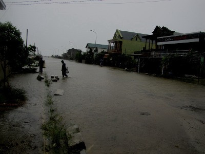Đường nội thị tại thị trấn Thuận An (huyện Phú Vang) vẫn còn ngập lụt sau bão. 
