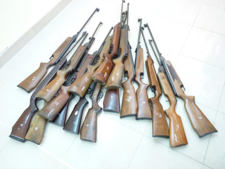 Số súng thu được ở nhà Vũ Thị Loan. Ảnh: Phạm Duẩn. Số súng thu được ở nhà Vũ Thị Loan