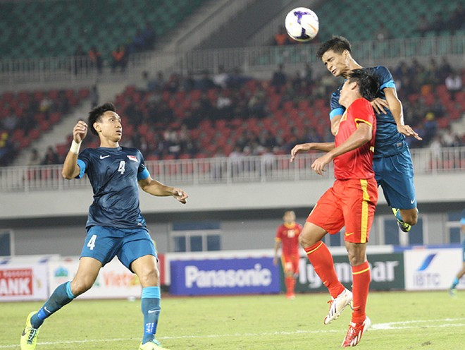 Tình huống không chiến ở trận U23 Việt Nam-U23 Singapore. Ảnh: Zing
