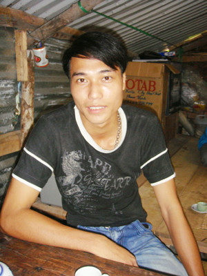 “Ngoài chuyện làm nghề, anh em trong đội đều cảm thấy tự hào đã góp phần xây dựng các đảo ở Trường Sa.” - Đội trưởng đội thợ xây Nguyễn Văn Kiên.