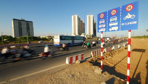 Biển báo tốc độ xa lộ Hà Nội đoạn ngã ba Cát Lái quy định tốc độ 50-40-30 km/giờ dù đường rất rộng - Ảnh: Hoàng Thạch Vân