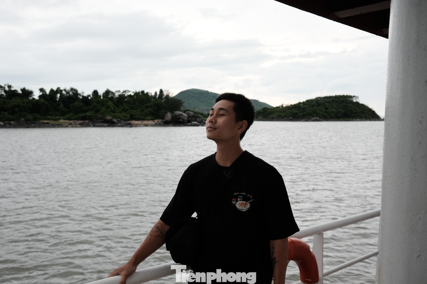 Du khách check-in khi đi phà tới đảo Cái Chiên. Ảnh: Trần An. Du khách check-in khi đi phà tới đảo Cái Chiên. Ảnh: Trần An.