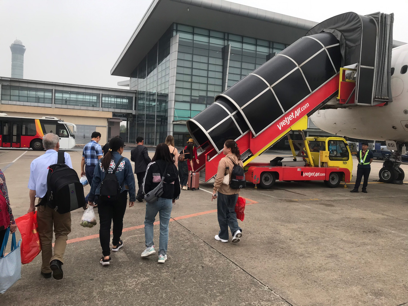 Hầu hết chặng bay du lịch từ TPHCM, Hà Nội hiện cạn vé trong dịp nghỉ lễ.