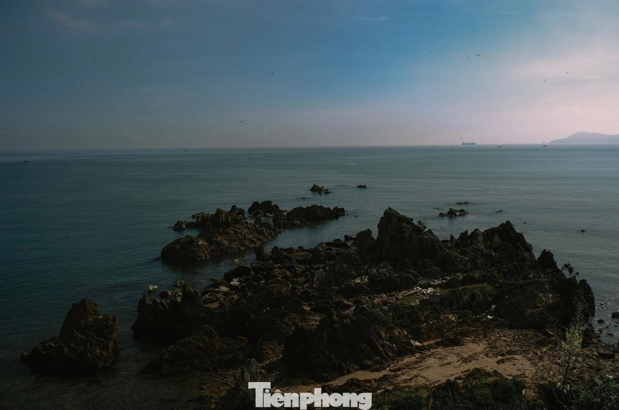 Các phiến đá có hình thù độc đáo. Ảnh: Trần An. Các phiến đá có hình thù độc đáo. Ảnh: Trần An.