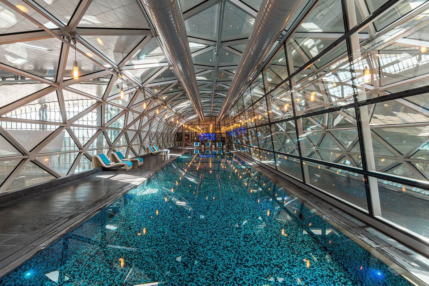 Hồ bơi ở khách sạn sân bay Oryx. Ảnh: CNN.