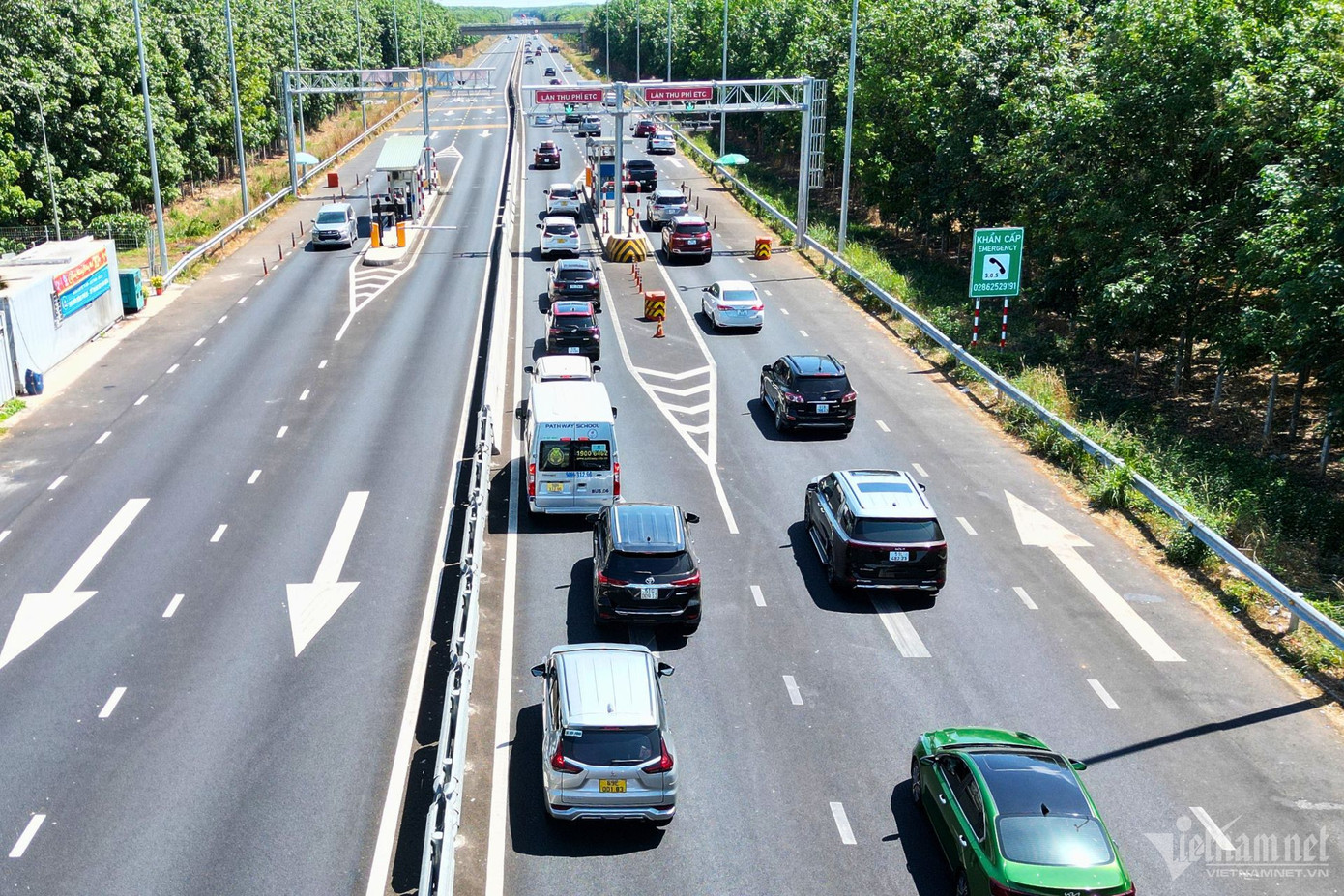 Theo đơn vị quản lý cao tốc Phan Thiết - Dầu Giây, tại trạm thu phí một số phương tiện gặp một số trình trạng như: số dư tài khoản không đủ, thẻ lỗi hoặc chưa dán thẻ cũng dẫn đến dòng phương tiện bị ảnh hưởng, ùn ứ. Theo đơn vị quản lý cao tốc Phan Thiết - Dầu Giây, tại trạm thu phí một số phương tiện gặp một số trình trạng như: số dư tài khoản không đủ, thẻ lỗi hoặc chưa dán thẻ cũng dẫn đến dòng phương tiện bị ảnh hưởng, ùn ứ.