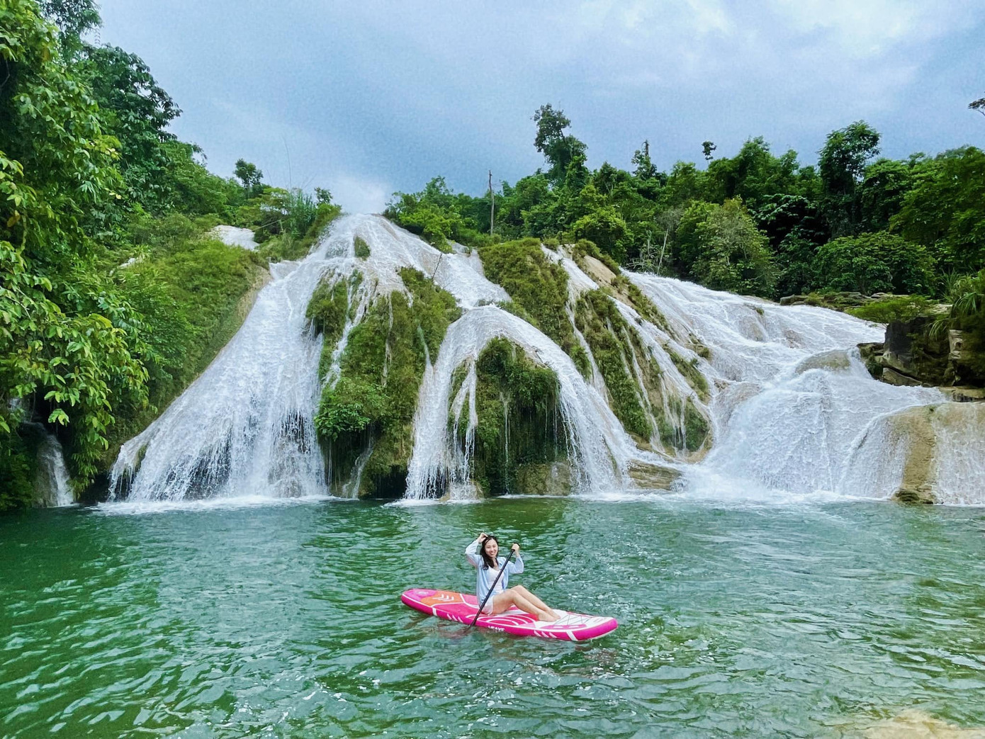 Thác Bản Ba sở hữu cấu trúc độc đáo, gồm chuỗi thác liên hoàn với 3 tầng nước đổ thẳng đứng từ độ cao hàng chục mét. Mỗi tầng thác mang một tên gọi riêng biệt và đặc trưng, tầng thứ nhất được ví như hình ảnh của con rồng phun nước có tên gọi là Tát Củm, tầng thứ hai được gọi là Tát Cao với dòng nước trắng xóa như dải lụa và tầng thứ 3 với cái tên Tát Gió nổi bật là những phiến đá vôi trải dài dưới chân thác. Tất cả đã tạo cảnh sắc nên non nước kỳ vĩ. Ảnh: Vũ Thùy Dương.