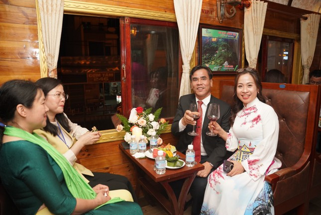 Nhiều du khách tìm lại hồi ức xưa qua những chuyến tàu hỏa đặc biệt.