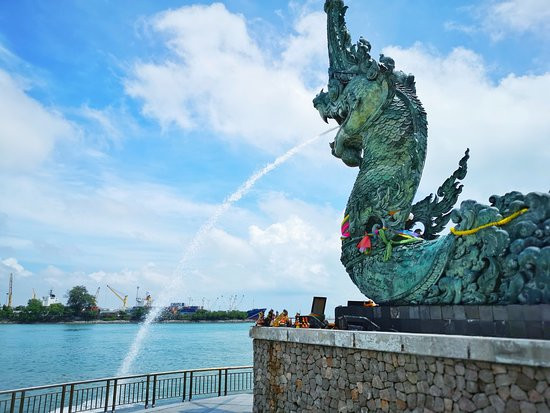 Đài phun nước rồng ở Songkhla, Thái Lan. Đài phun nước rồng ở Songkhla, Thái Lan.