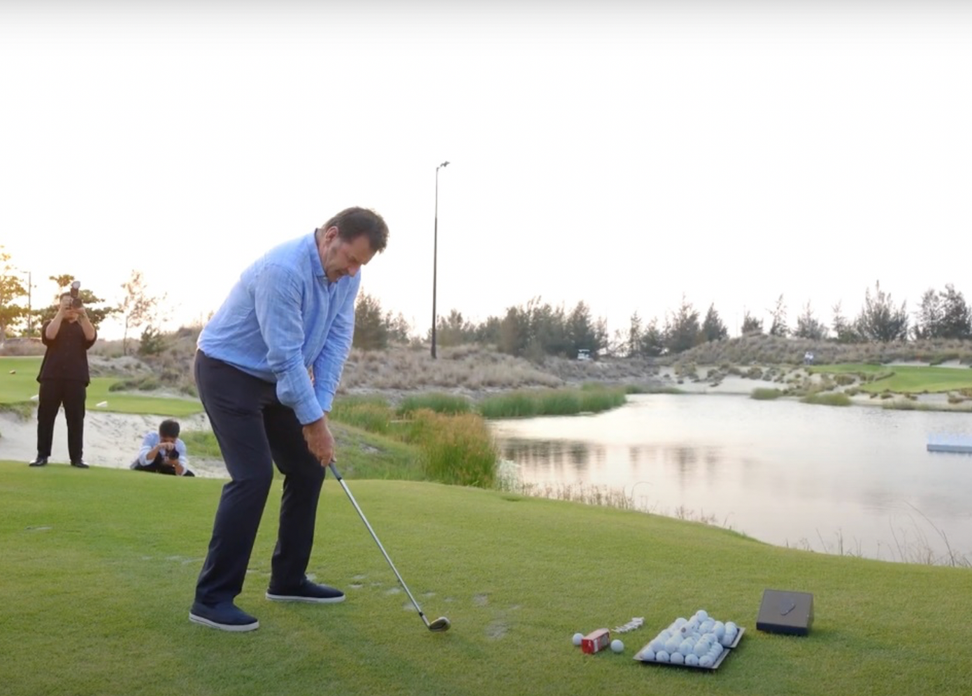 Sir Nick Faldo biểu diễn đánh golf ở Hội An.