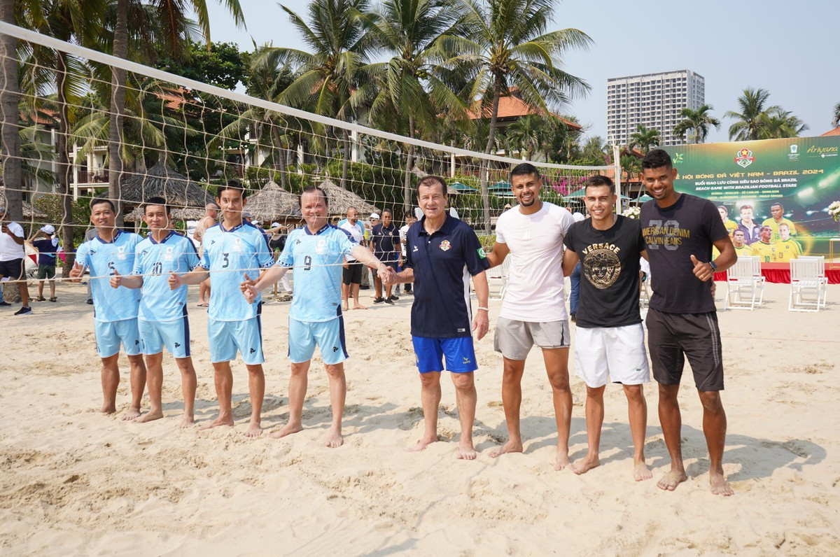 Các siêu sao bóng đá Brazil giao lưu cùng người hâm mộ tại Đà Nẵng. Ảnh: Thanh Hiền.