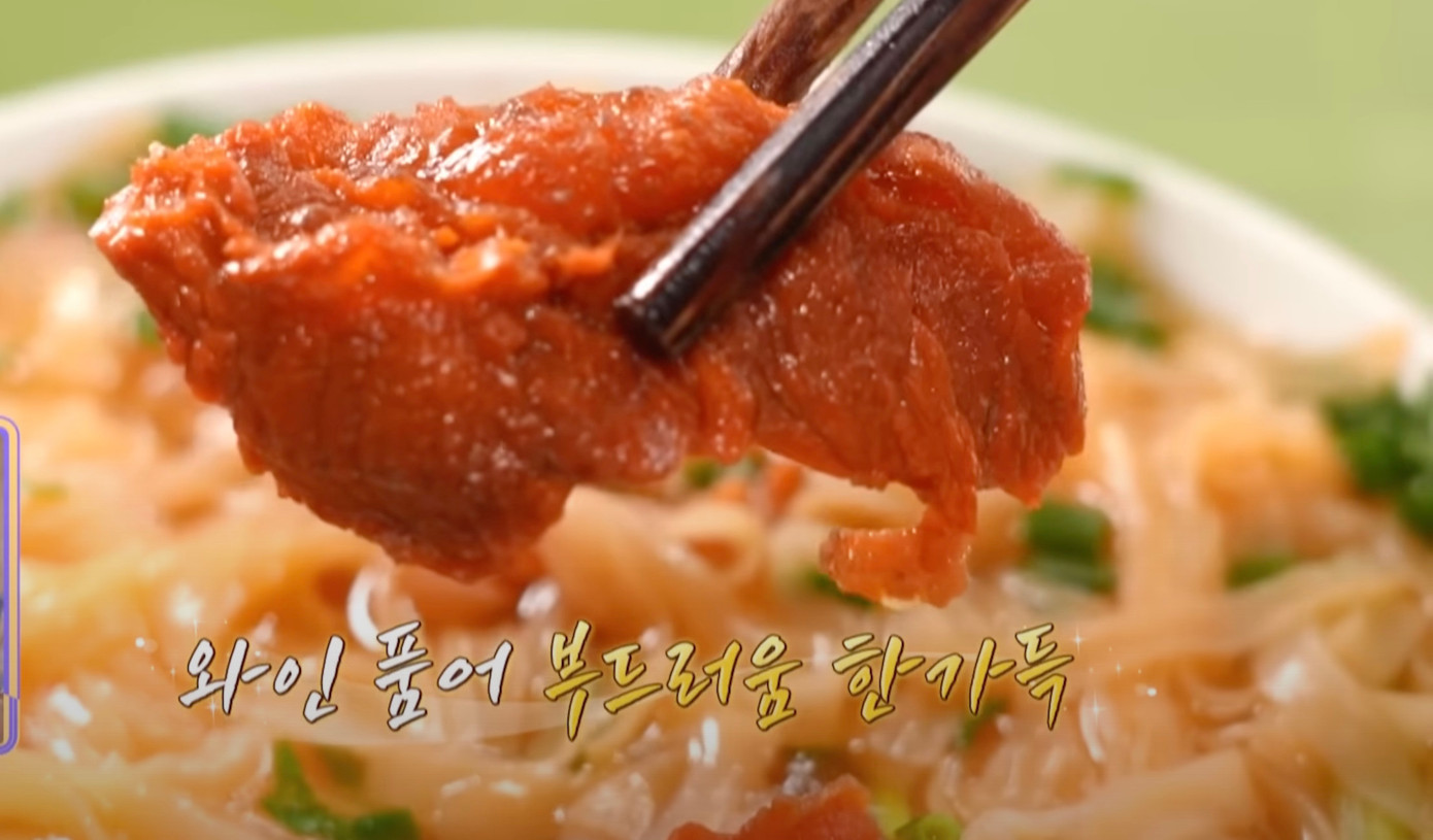 Thịt lõi bò sốt vang được hầm mềm, có màu đỏ đẹp mắt. Ảnh: Battle Trip.