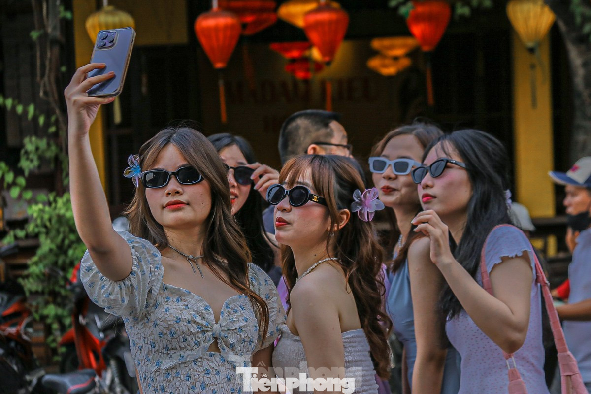 Giới trẻ ưa chuộng các combo du lịch để tiết kiệm chi phí. Ảnh: Duy Quốc.