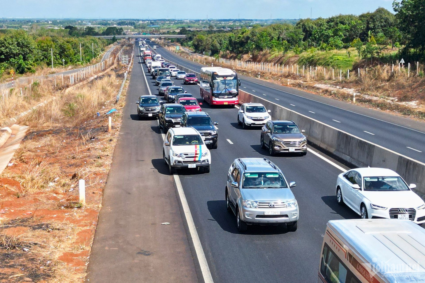 Nhiều tài xế "nôn nóng" đã di chuyển ở làn dừng khẩn cấp trên cao tốc. Nhiều tài xế "nôn nóng" đã di chuyển ở làn dừng khẩn cấp trên cao tốc.