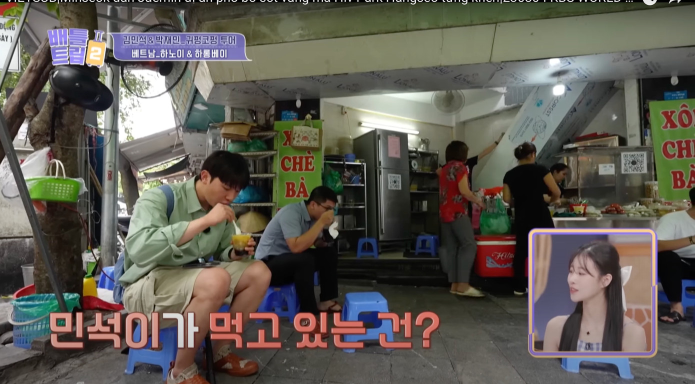 Nam ca sĩ Kim Min Seok thưởng thức món chè đậu xanh tại quán xôi chè Bà Thìn. Ảnh: Battle Trip.