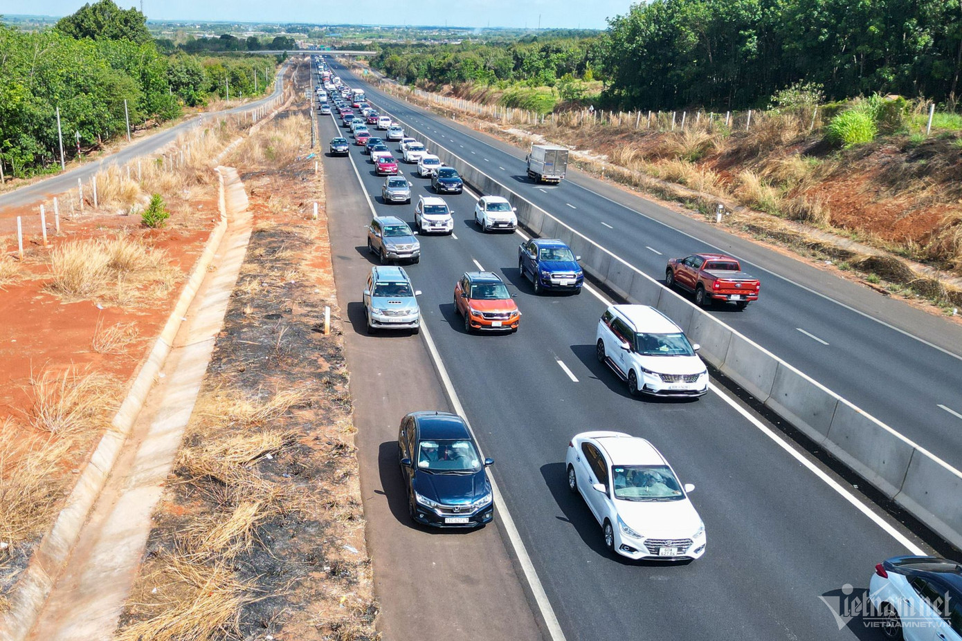 Đến hơn 11h, lượng phương tiện vẫn còn ùn tắc. Dự kiến, tình trạng ùn xe sẽ còn tiếp tục diễn ra trong những ngày còn lại của kỳ nghỉ lễ. Đến hơn 11h, lượng phương tiện vẫn còn ùn tắc. Dự kiến, tình trạng ùn xe sẽ còn tiếp tục diễn ra trong những ngày còn lại của kỳ nghỉ lễ.